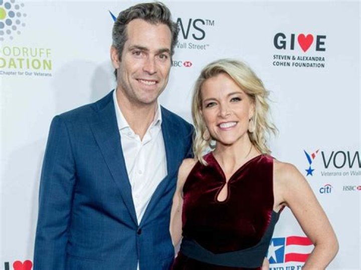 
Is Alexander Hanson Married or Dating? His Wiki, Age, Wife, Height and Net worth 